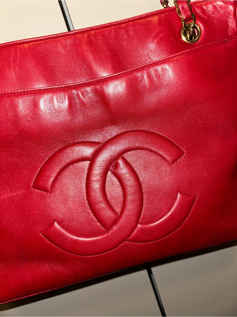 Chanel 90’s Red CC Lambskin Tote with Gold Chain-Detail Straps - Picture 2 of 7